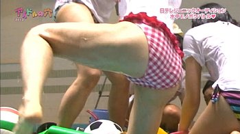 アイドルの穴キャプ画像　濡れた水着がエロイ